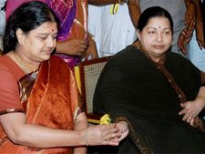 జయలలిత మృతి, సీల్డ్ కవర్, 50 పేజీల అఫిడవిట్లు ఇచ్చిన శశికళ, మళ్లీ వాదన. ఎవరు! 