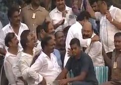జగన్ సమక్షంలో వైసీపీలోకి టీడీపీ నాయకులు