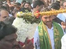 రాజధాని జిల్లాలోకి జగన్ పాదయాత్ర ప్రవేశం: 20 రోజుల పాటు యాత్ర