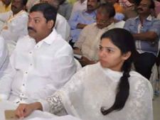 నా తడాఖా చూపిస్తా: ఏవీ సుబ్బారెడ్డి, ఆడపిల్లను.. మంత్రి కావడం ఓర్వలేకనే: అఖిలప్రియ