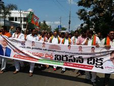 బీజేపీ దీక్షలు: సీపీఎం నేతల రాకతో ఘర్షణ, ఉద్రిక్తత, బాబుపై జీవీఎల్ నిప్పులు, ‘టీడీసీ’ అంటూ ఎద్దేవా