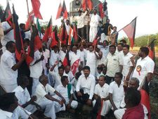 తమిళనాడు బంద్ లో హింస, పోలీసులకు గాయాలు, కేంద్రానికి వార్నింగ్, రైళ్లు, బస్సులు! 