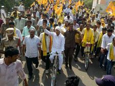 సైకిల్ ర్యాలీలో అపశృతి: బైక్ ఢీ, కోడెలకు స్వల్ప గాయాలు