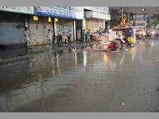 తెలుగు రాష్ట్రాల్లో భారీ వర్షాలు, పలుచోట్ల విద్యుత్ నిలిపివేత