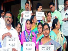విజయవాడలో రణరంగం:ఇటు కాంగ్రెస్...అటు వైఎస్ఆర్ కాంగ్రెస్ ఆందోళన 