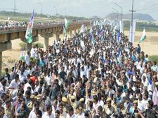 యలమంచలి రవి:ఎట్టకేలకు...వైసిపిలో చేరిపోయాడు;వారథి ఊగిందా?