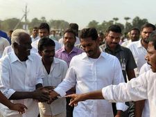 జగన్ పాదయాత్ర, విజయవాడ పోలీసులపై తప్పుడు ప్రచారం: ఇద్దరిపై కేసుకు రంగం
