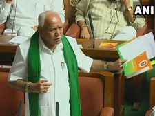  రైతుల రుణమాఫి సమావేశం: ఆహ్వానించినా హాజరుకాని యడ్యూరప్ప: ఎంత ప్రేమ, సీఎం! 