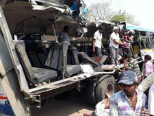 భీతావహం: మృతులు వీరే?, ఆ లారీ బస్సును చీల్చేసింది.. ప్రమాదం జరిగిందిలా!