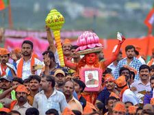 కర్ణాటక ఎన్నికల్లో 2,500 మంది పోటీ: 883 మంది కోటీశ్వరులు, రూ. వేల కోట్ల ఆస్తి, బీజేపీలో 93 శాతం 