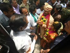 పెళ్లికి ఊహించని అతిథి: కేసీఆర్ ఆశీర్వాదం, మర్చిపోలేమన్న కొత్త జంట(పిక్చర్స్)