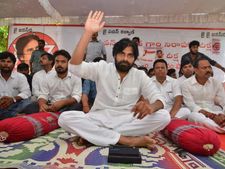  ముందు కౌగిలించుకుని, వెనుకనుంచి వెన్నుపోటు: ఉద్దానంపై పవన్ దీక్ష విరమణ