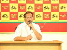 పక్కనే ఉండి పరామర్శించలేదు...శవాలపై పైసలు:జగన్ పై మంత్రి నక్కా ధ్వజం