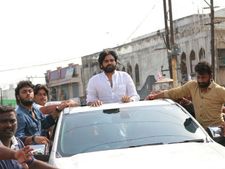 మీరు కష్టపడితే నేనే సీఎం!: శ్రీకాకుళం పర్యటనలో పవన్ కీలకవ్యాఖ్యలు, ఇంకా రాని బస్సు అందుకే కారులో