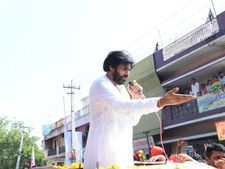 ప్రజలను ఇబ్బందులకు గురిచేస్తే చూస్తూ ఊరుకోం: చంద్రబాబుపై పవన్ ఆగ్రహం, ఫ్యాన్స్ అత్యుత్సాహం 