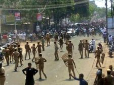 'నటించింది చాలు.. ఇక లేచి వెళ్లు': స్టెరిలైట్ వివాదం, పోలీసుల అమానుష వైఖరి!