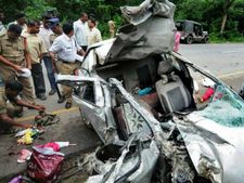 కారు-ఆటో ఢీ, 6గురు మృతి, పరామర్శించేందుకు వెళ్లిన మంత్రికి చేదు అనుభవం