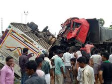 బస్సును ఢీకొట్టిన లారీలు: ఆరుగురు మృతి, కాసేపట్లో ఇంటికి చేరతానగా ప్రమాదం