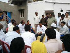 హిందూపురంలో ఉత్సాహంగా బాలయ్య: బంగారు ఉంగరం పోగొట్టుకున్నారు
