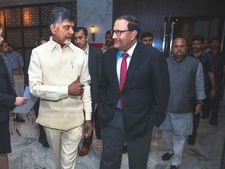 ఇక పని మొదలు, ప్లానే కాదు నిర్మాణంలోను సింగపూర్: బాబు, ఈ ఒప్పందంతో ఏపీకి నష్టమని ఆందోళన