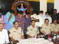 ఉద్యోగాల పేరిట నిరుద్యోగులకు కోట్లలో టోకరా: కోల్‌కత వాసి అరెస్ట్, 50 లక్షలు స్వాధీనం 