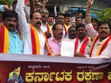 రజనీకాంత్ కాలా సినిమాకు కావేరీ కష్టాలు, విడుదల కానివ్వం: కన్నడిగులు, ఫ్యాన్స్ ఎంట్రీ! 