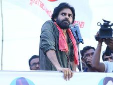 ప్రమాదంలో అభిమాని మృతి: దీనస్థితి తెలిసి పవన్ చేతుల మీదుగా రూ.1లక్ష సాయం