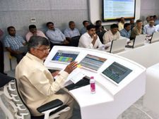 రోడ్డు నిర్మాణ పనులు...లైవ్‌లో  సీఎం సమీక్ష:అధికారుల ఉరుకులుపరుగులు
