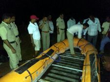భారీ వరదలు: వంశధారలో చిక్కుకున్న 53మంది కూలీలు