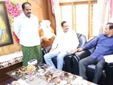 ఎసిబి వలలో అవినీతి తిమింగలాలు:చిరుద్యోగులే అయినా కోట్లకు పడగలెత్తారు...