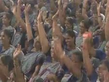  సెల్ ఫోన్ కోసం...చంద్రబాబునే ఖంగుతినిపించిన అంగన్‌వాడీ మహిళలు