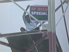 ఏపీకి ప్రత్యేక హోదా డిమాండ్: ఢిల్లీలో సెల్ టవరెక్కిన తెలంగాణ యువకుడు
