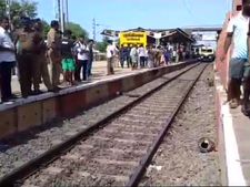 టెర్రర్ జర్నీ: ఫుట్ బోర్డింగ్ ప్రయాణం చేశారు... రైలు నుంచి జారి పడి చనిపోయారు