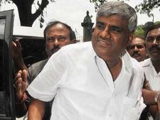 సొంతింట్లో నిద్రిస్తే కీడు అని మంత్రి రోజు 350కి.మీ. ప్రయాణం, ఏం చెప్పారంటే?