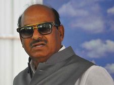 కమ్యూనిస్టులు దొంగలన్న జెసి వ్యాఖ్యలపై మండిపడ్డ వామపక్ష నేతలు...అతడో మానసిక రోగి!