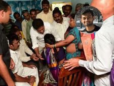 చోరీకి వచ్చి శరత్‌ను కాల్చాడు, ఫ్యామిలీ కన్నీరుమున్నీరు: ఫ్యామిలీకి కేటీఆర్ పరామర్శ
