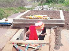 ఈ లోకంలో ఉండలేను: తన సమాధిని తానే కట్టుకున్నాడు, పోలీసుల జోక్యంతో. !