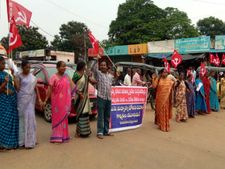 2019 ఎన్నికల్లో ప్రభుత్వానికి తగిన గుణపాఠం:మధ్యాహ్న భోజన పధకం కార్మికుల హెచ్చరిక