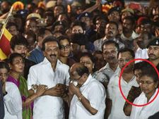 కరుణ అంత్యక్రియల్లో తెల్లటి సల్వార్‌లో ఆముధ: ఆమె గురించి చర్చ, ఎవరామే?  