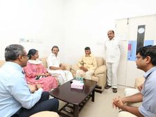  కరుణానిధిని పరామర్శించిన చంద్రబాబు: స్టాలిన్, కనిమొళితో భేటీ