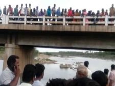 దారుణం:భార్య కాపురానికి రావడం లేదని...ముగ్గురు పిల్లల్ని నదిలో పడేసిన తండ్రి