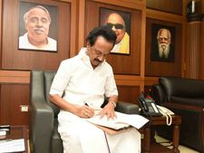 70ఏళ్ల చరిత్ర: డీఎంకే అధ్యక్షుడిగా ఎంకే స్టాలిన్ ఏకగ్రీవం, సస్పెన్షన్ ఎత్తివేతకు  అళగిరి డిమాండ్