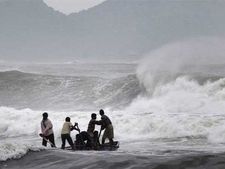ఈ మత్స్యకారులే మృత్యుంజయులు:నడిసంద్రంలో తిండితిప్పలు లేక నరకయాతన