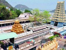 అసలేమైంది?: బెజవాడ దుర్గమ్మకు ఇచ్చిన చీర మాయం!: ఫిర్యాదు చేయలేమని   అధికారులు!