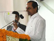 అన్నీ ఉచితమే: ‘కంటి వెలుగు’ ప్రారంభించిన కేసీఆర్, ‘హరీశ్ రావే కాదు నేనూ మంచోడినే’
