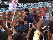 నిద్రపోతున్నారా?: హత్తిబెలగళ్ పేలుడు ప్రాంతాన్ని సందర్శించిన పవన్, అభిమానుల తోపులాట