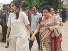 కంటతడి: కడసారి చూసేందుకు వచ్చిన హరికృష్ణ సతీమణి శాలిని, వెంటవచ్చిన లక్ష్మీప్రణతి
