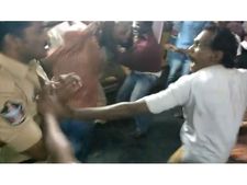 రాపూరు పోలీస్‌స్టేషన్‌పై స్థానికుల దాడి: ఎస్ఐ, కానిస్టేబుళ్లకు గాయాలు