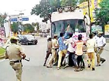 సిఎం చంద్రబాబు బస్సును అడ్డుకున్న ఎస్‌ఎఫ్‌ఐ నాయకులు...ఉద్రిక్తత్:రేపు ముంబాయికి ముఖ్యమంత్రి!