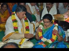 సతీమణి భువనేశ్వరికి పెళ్లి రోజు శుభాకాంక్షలు చెప్పిన చంద్రబాబు, లోకేష్ కూడా